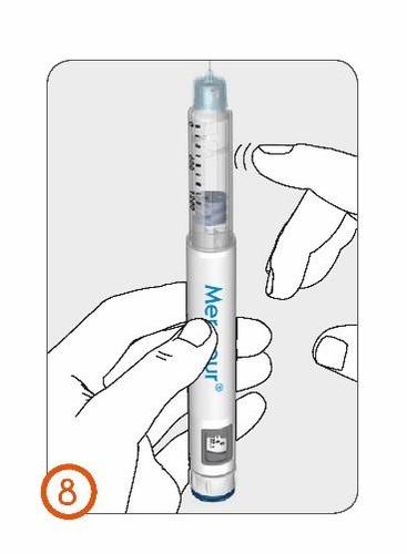 Penna per iniezione Merour&reg; tenuta da due mani con ago trasparente rivolto verso l