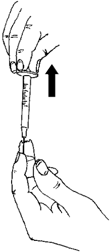 Mano che tiene una siringa pronta per l