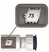 Confezione blister con compressa bianca recante impressi i numeri 75 e 07, vista ravvicinata attraverso una lente d