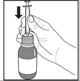 Mano che tiene una siringa con ago rivolto verso il basso sopra un flacone medicinale con tappo blu