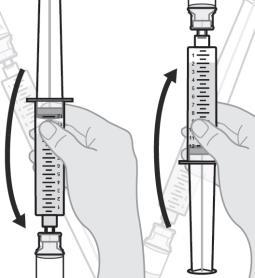 Mani che ruotano due siringhe per misurare il liquido trasparente graduato all