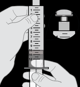 Siringa trasparente con liquido scuro graduato da 1 a 12 e ago, tenuta da una mano con un dito che preme il pistone