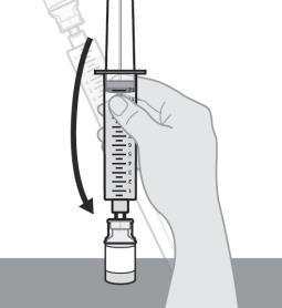Mano che tiene una siringa piena, con ago collegato e fiala sottostante, freccia curva indica movimento di aspirazione