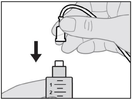 Mano che tiene un dispositivo di iniezione con ago rivolto verso il basso su un connettore a due parti numerato