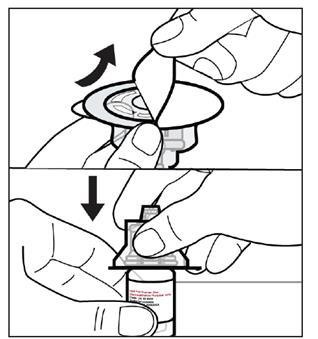 Mano che rimuove il coperchio protettivo da un dispositivo medico e lo posiziona su una fiala di farmaco liquido