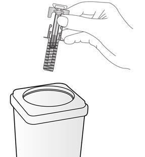 Mano che tiene un dispositivo di iniezione precompilato sopra un contenitore per rifiuti medici