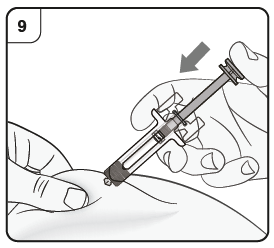 Mano che afferra una siringa con ago inserito nella pelle, freccia che indica la direzione di iniezione e indicazioni numeriche in alto a sinistra