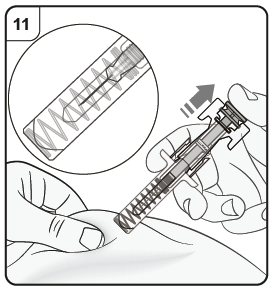 Siringa pre-riempita con stantuffo a molla e ago visibile, tenuta in mano con freccia che indica la direzione di spinta