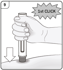 Mano che tiene un dispositivo per iniezione con freccia rivolta verso il basso e indicazione “1st CLICK” su sfondo grigio