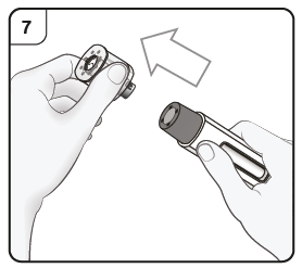 Mano che tiene il dispositivo iniettore con ago esposto e una penna preriempita con farmaco accanto una freccia indica l