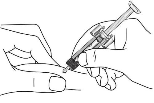 Mano che tiene una siringa preriempita con ago inserito nella cute del braccio per iniezione sottocutanea