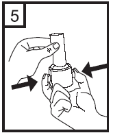 Mani che tengono e ruotano un dispositivo cilindrico con connettori, frecce nere indicano il movimento rotatorio
