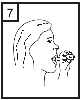 Profilo di una donna con bocca aperta che utilizza un inalatore dosato con un boccaglio per l