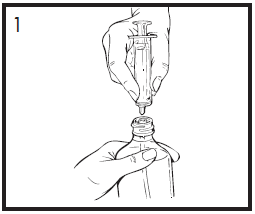 Mano che tiene una siringa sopra un flacone medicinale trasparente per prelevare il liquido attraverso l