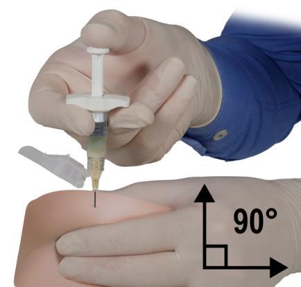 Mano con guanto che tiene una siringa pronta per l