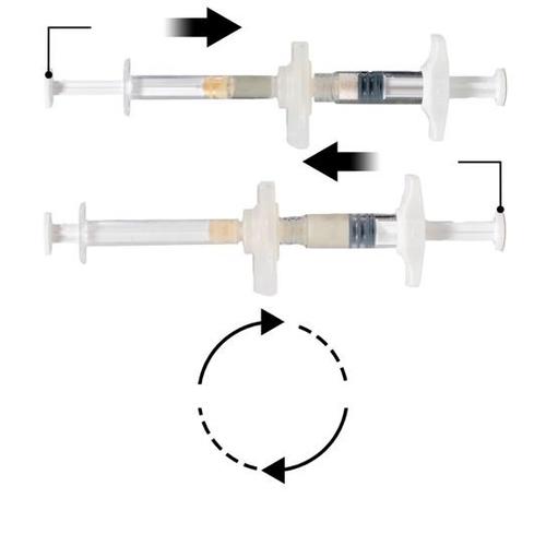 Due siringhe preriempie trasparenti con liquido giallastro e blu, frecce nere indicano la rotazione per miscelare i contenuti