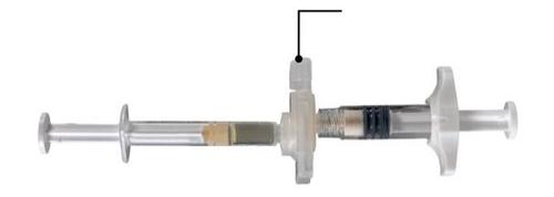 Siringa preriempita trasparente con farmaco liquido all