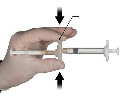 Mano con guanto che tiene una siringa preriempita con ago rivolto verso il basso con frecce direzionali laterali