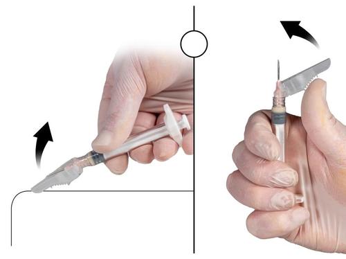Mano che tiene una siringa preriempita con ago rivolto verso l
