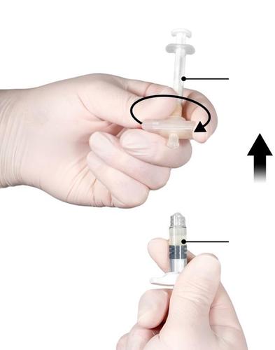 Mano con guanto che assembla un dispositivo penna per iniezione con ago e cartuccia, frecce indicano il movimento di connessione