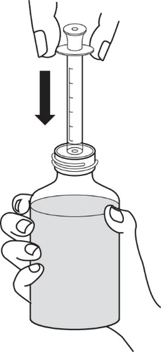 Mano che tiene una fiala con liquido mentre una siringa viene utilizzata per estrarre il farmaco attraverso il tappo di gomma