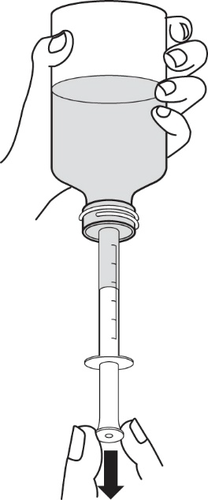 Mano che riempie una siringa da un sacchetto per infusione trasparente con liquido, freccia nera indica la direzione di aspirazione