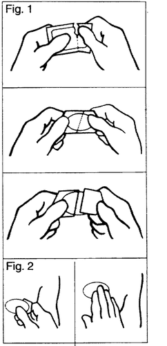 Due mani che piegano e modellano un foglio di carta in tre passaggi successivi, con linee che indicano le piegature e la forma finale