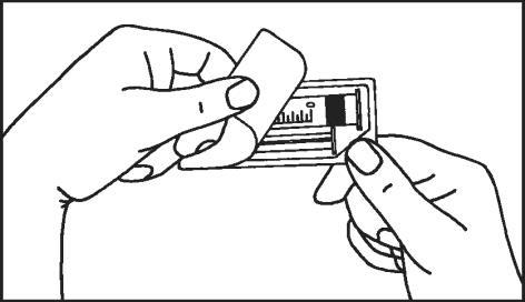 Mani che tengono e tirano una striscia reattiva per test diagnostici con area di lettura graduata