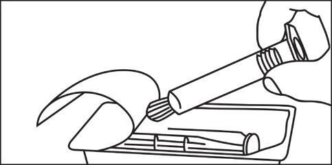 Mano che tiene una penna per iniezione con ago rivolto verso una cartuccia di farmaco su un blister