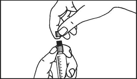 Mano che tiene una siringa riempita con un liquido trasparente sopra un flacone con tappo nero e scala graduata