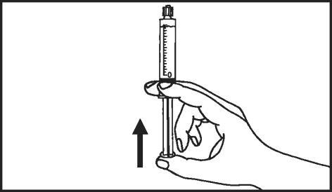 Mano che tiene una siringa piena con l