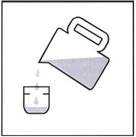 Brocca che versa un liquido in un recipiente più piccolo con gocce che cadono da entrambi