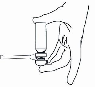 Mano che tiene una penna per iniezione con ago esposto e protettore rimosso pronto per l