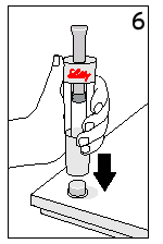 Dispositivo autoiniettante tenuto in mano con ago rivolto verso il basso su una superficie piatta freccia indica la pressione