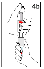 Mano che tiene una penna per iniezione con ago visibile e freccia rossa che indica il punto di iniezione sottocutanea