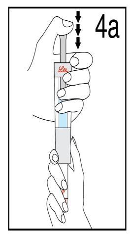 Mano che tiene un dispositivo penna per iniezione con l