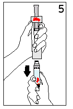 Mano che tiene un autoiniettore con ago rivolto verso il basso e freccia nera indicante la pressione sulla pelle
