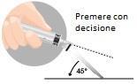 Mano che tiene una siringa inclinata a 45 gradi con l
