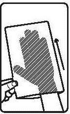 Mano che stringe un dispositivo a penna con un ago visibile e una freccia che indica la direzione di iniezione