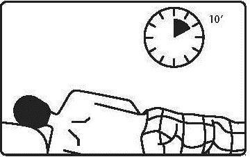 Paziente sdraiato prono con un orologio che indica 10 minuti sopra la schiena per indicare la durata dell