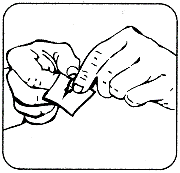 Due mani che stringono e tirano un foglio di carta sottile con una piega centrale