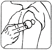 Mano che afferra una siringa preriempita con l