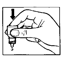 Mano che tiene un dispositivo per iniezione sottocutanea con ago rivolto verso il basso e goccia all