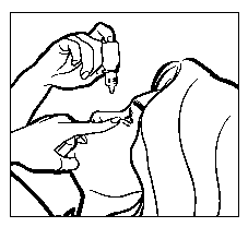 Mano che tiene una siringa inclinata inserendo l