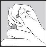 Mano che stringe una penna per iniezione con ago visibile e protettore rimosso preparazione all