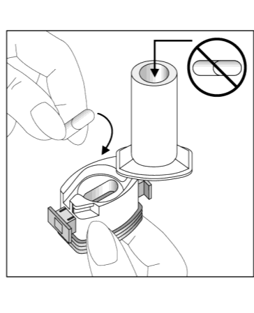 Mano che inserisce una cartuccia in un dispositivo penna con freccia curva e simbolo di divieto su una compressa