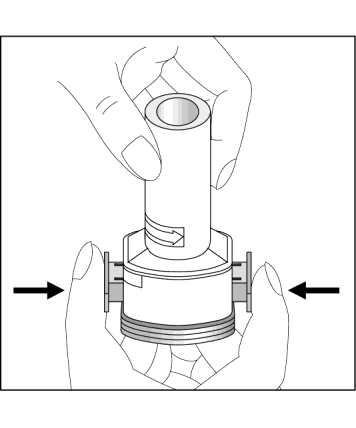 Mano che tiene un dispositivo cilindrico con due frecce direzionali laterali e una freccia curva sul corpo centrale