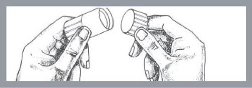 Due mani che tengono e allineano i connettori di due cilindri medicinali bianchi