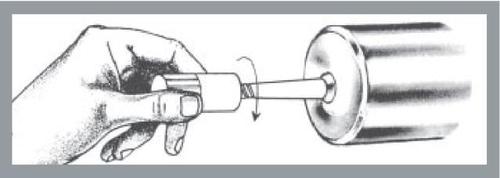 Mano che afferra un dispositivo cilindrico con un ago sporgente e una freccia che indica la direzione di rotazione