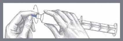 Mano che afferra una siringa con ago, preparazione all